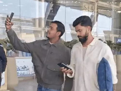 जयपुर से रवाना हुए श्रेयस अय्यर और अभिषेक शर्मा, वीडियो में देखें एयरपोर्ट पर दिखीं चित्रांगदा सिंह और जाकिर खान
