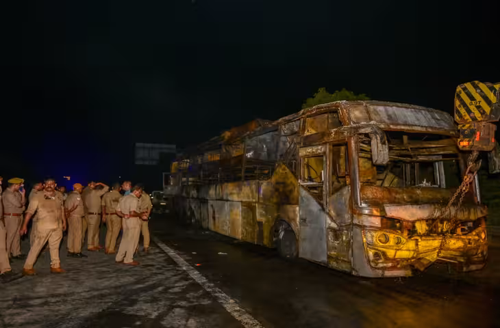 मां के अंतिम संस्कार में जा रहे थे देवेंद्र, यमुना एक्सप्रेसवे पर बस अग्निकांड में मौत; बेटों को फैसले का अफसोस