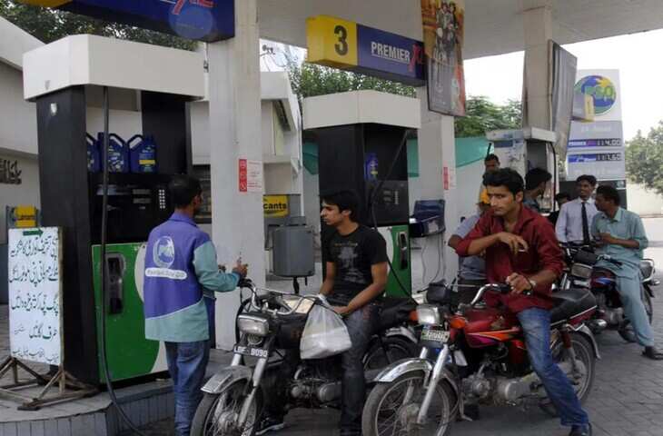 Pakistan Petrol Price: पाकिस्तान में फिर महंगा हुआ पेट्रोल, भारत से कीमतों में कितना अंतर?