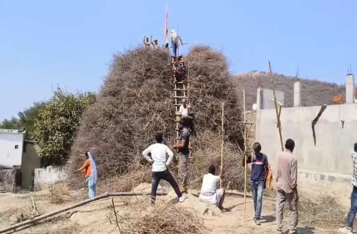 नाथद्वारा में विश्व की सबसे बड़ी होलिका का भव्य दहन, सैंकड़ों श्रमिकों ने मिलकर बनाई 32 फीट ऊंची होलिका