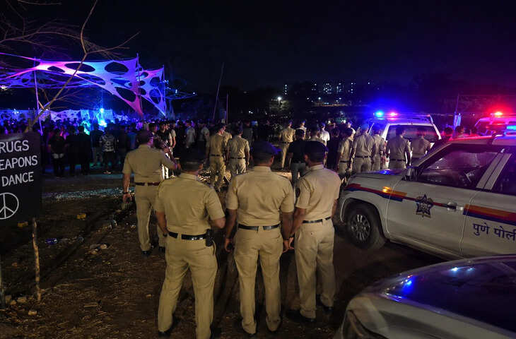 देर रात चल रही पार्टी पर पुलिस की छापेमारी, गांजा बरामद; कई लोगों से पूछताछ