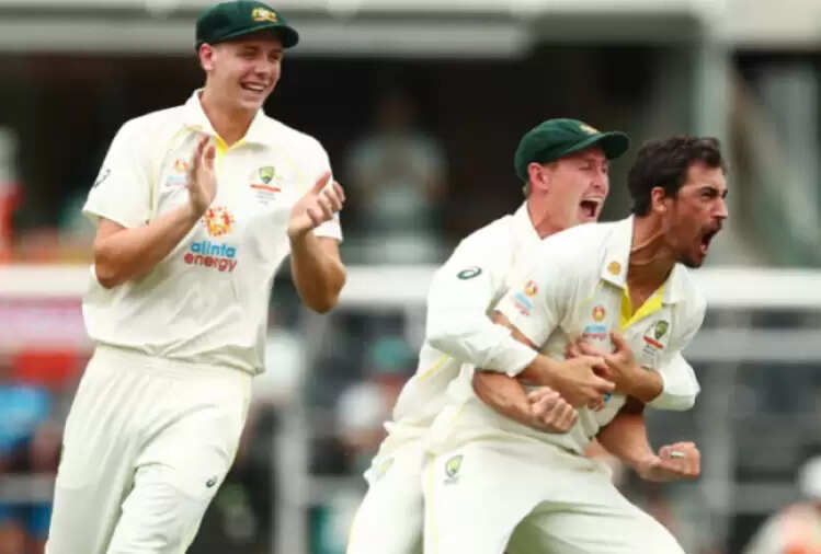 Mitchell Starc and Rory Burns