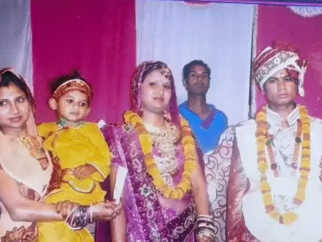 जयपुर में एक युवक की संदिग्ध मौत के मामले में नया मोड़ सामने आया है। जहां मृतक की पत्नी ने पति की मौत को आत्महत्या बताया था, वहीं अब उसके पिता ने अपनी बहू और उसके पिता के खिलाफ हत्या का मामला दर्ज कराया है। मृतक के पिता का आरोप है कि उनके बेटे को पहले जहर दिया गया और इसके बाद उसे फंदे से लटकाकर आत्महत्या का रूप देने की कोशिश की गई।  पिता की ओर से पुलिस को दी गई रिपोर्ट में बहू और उसके पिता पर गंभीर आरोप लगाए गए हैं। उन्होंने दावा किया कि बेटे की मौत सामान्य आत्महत्या नहीं थी, बल्कि इसके पीछे साजिश थी। रिपोर्ट में कहा गया है कि आरोपियों ने बेटे को जहर देने के बाद फंदे से लटकाने की कोशिश की।  घटना के बाद मृतक की पत्नी की ओर से इसे आत्महत्या बताया गया था। इसके बाद अब मृतक के पिता की शिकायत पर पुलिस ने मामले में हत्या का केस दर्ज कर जांच शुरू कर दी है। दोनों पक्षों के दावों में अंतर होने के कारण पुलिस अब घटना से जुड़े सभी पहलुओं की जांच कर रही है।  पुलिस अधिकारियों के मुताबिक, मामले में पोस्टमार्टम रिपोर्ट, घटनास्थल से मिले साक्ष्य और अन्य परिस्थितिजन्य तथ्यों को जांच का आधार बनाया जाएगा। मृतक के मोबाइल फोन, परिवार के सदस्यों के बयान और घटना से पहले की परिस्थितियों की भी पड़ताल की जा सकती है।  मृतक के पिता ने पुलिस से पूरे मामले की निष्पक्ष जांच कर आरोपियों के खिलाफ कार्रवाई की मांग की है। वहीं पुलिस का कहना है कि फिलहाल हत्या के आरोपों की जांच की जा रही है और साक्ष्यों के आधार पर आगे की कार्रवाई होगी।  मामले में लगाए गए आरोपों की पुलिस जांच के बाद ही वास्तविक स्थिति स्पष्ट हो सकेगी। फिलहाल पुलिस ने केस दर्ज कर जांच शुरू कर दी है।