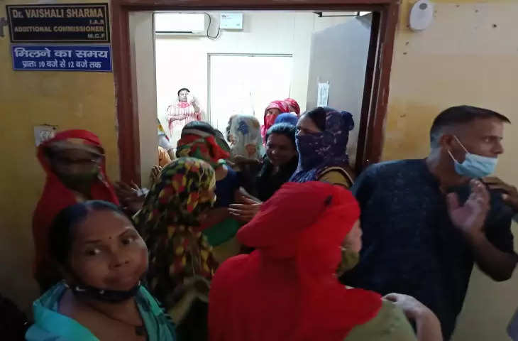 Faridabad सीवर ओवरफ्लो की समस्या से परेशान सैकड़ों महिलाओं ने नगर निगम मुख्यालय पहुंचकर की नारेबाजी