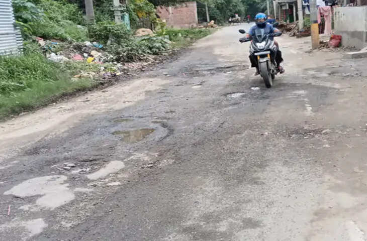 वीरपुर-संजात सड़क के कई हिस्सों में किनारे कटाव, बड़े गड्ढे, पानी भरा होना और कचरे के ढेर जैसी समस्याएं मिली हैं।