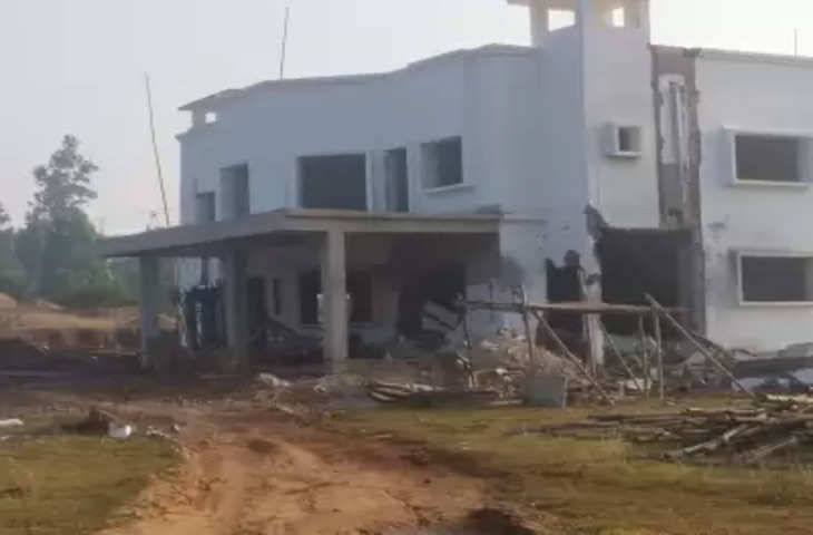 नक्सलियों ने गुमला के Kurumgarh में नवनिर्मित थाने का एक हिस्सा विस्फोट से उड़ाया