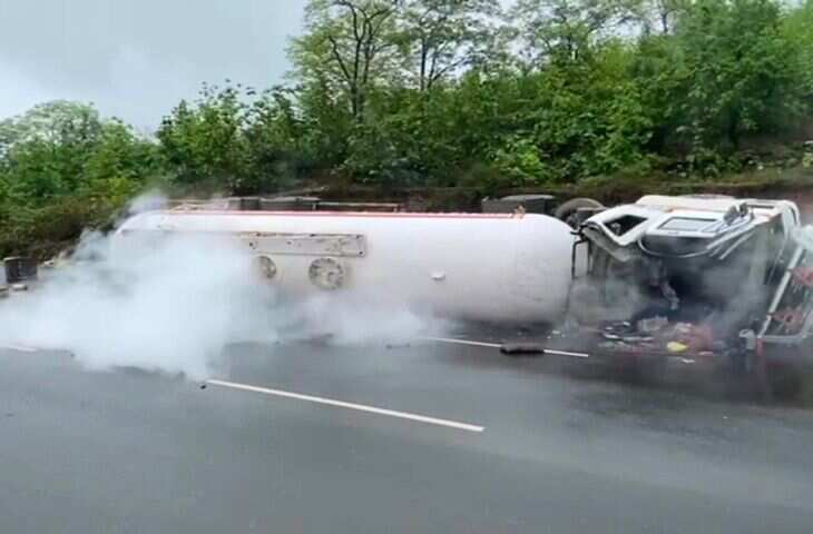 डूंगरपुर: NH‑48 पर गैस टैंकर पलटा, तेज गैस रिसाव से मचा हड़कंप; बचाव टीमें तैनात &nbsp;