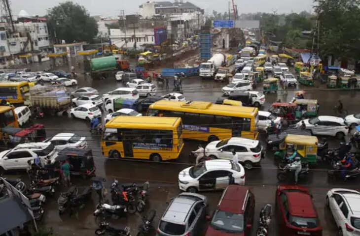 बारिश में भोपाल का सफर बना मुश्किल: सड़क पर गड्ढे, जगह-जगह जलभराव और जाम से जूझ रहे लोग