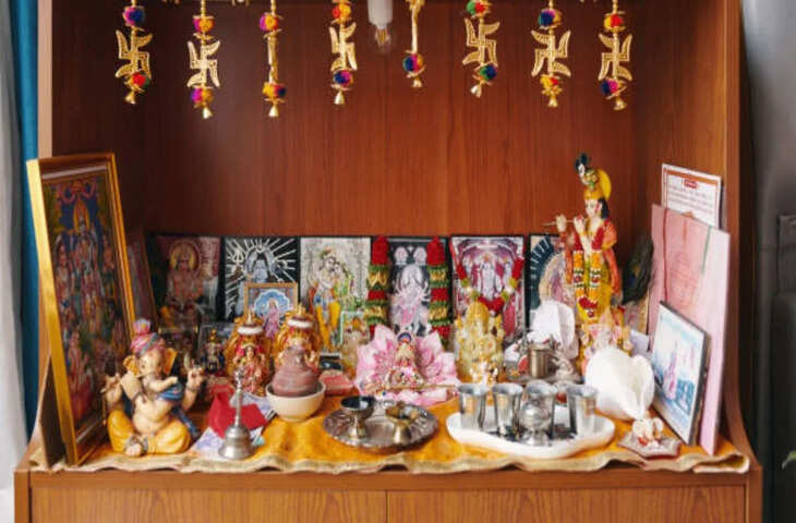 Vastu Tips: घर की इस दिशा में निवास करते हैं देवी-देवता, लेकिन 3 गलत चीजें रखने से बिगड़ सकता है भाग्य, जानें पूरी जानकारी