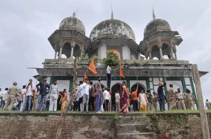  उत्तर प्रदेश विधानसभा में मंगलवार को फतेहपुर मंदिर बनाम मकबरा मामले का मुद्दा गरमा गया। समाजवादी पार्टी (सपा) के वरिष्ठ नेता और नेता प्रतिपक्ष माता प्रसाद पांडेय ने सदन में राज्य सरकार पर आरोप लगाते हुए कहा कि प्रदेश में सांप्रदायिक सौहार्द को बिगाड़ने की कोशिश की जा रही है।  माता प्रसाद पांडेय ने अपने भाषण में भाजपा पर निशाना साधते हुए कहा कि प्रदेश में मदरसा और मज़ार तोड़कर सामाजिक और धार्मिक माहौल को खराब करने की कोशिश की जा रही है। उन्होंने कहा कि यह कदम केवल राजनीतिक लाभ के लिए उठाए जा रहे हैं और इससे समाज में तनाव और असुरक्षा की भावना फैल रही है।  सपा नेताओं ने विधानसभा में इस विषय पर विस्तृत चर्चा कराने की मांग की। उनका कहना था कि यह मामला केवल धार्मिक विवाद का नहीं है, बल्कि प्रदेश में शांति और सौहार्द बनाए रखने का भी प्रश्न है। उन्होंने सरकार से अपील की कि इस तरह के कदम उठाने से पहले सभी समुदायों की भावनाओं का ध्यान रखा जाए।  विपक्षी दलों का कहना है कि ऐसे विवादों का इस्तेमाल केवल वोट बैंक राजनीति और चुनावी रणनीतियों के लिए किया जा रहा है। उन्होंने विधानसभा में इसे लेकर कड़े कदम उठाने और पारदर्शिता बनाए रखने की आवश्यकता बताई।  विशेषज्ञों का कहना है कि धार्मिक स्थलों और ऐतिहासिक मकबरों के मामलों में संवेदनशीलता बेहद जरूरी है। यदि सरकार या स्थानीय प्रशासन की कार्रवाई समाज में असंतोष उत्पन्न करती है, तो इसका असर राजनीतिक स्थिरता और सामाजिक मेल-जोल पर पड़ सकता है।  इस मुद्दे पर भाजपा और सपा के बीच विधानसभा में तीखी बहस भी हुई। भाजपा के कई विधायक इस विषय पर अलग दृष्टिकोण रखते हुए कहते हैं कि यह मामला केवल कानूनी और प्रशासनिक कार्रवाई का है, न कि सांप्रदायिक भेदभाव का। वहीं, सपा नेताओं ने इसे साम्प्रदायिक तनाव बढ़ाने वाला कदम बताया।  माता प्रसाद पांडेय ने विधानसभा में यह भी कहा कि इस तरह के विवादों से न केवल प्रदेश का शांति और सौहार्द प्रभावित होता है, बल्कि आम जनता का भरोसा भी कम होता है। उन्होंने सरकार से सभी धर्मों और समुदायों के प्रति समान दृष्टिकोण अपनाने की अपील की।  अंततः, फतेहपुर मंदिर बनाम मकबरा विवाद ने यूपी विधानसभा में सियासी और सामाजिक बहस को जन्म दिया है। विपक्षी दल इसे सरकार की नीतियों पर सवाल उठाने का मौका मान रहे हैं, जबकि सरकार इसे कानून और प्रशासनिक प्राधिकरण के तहत कार्रवाई बताती है।  इस तरह, यह मामला केवल धार्मिक स्थल तक सीमित नहीं रह गया, बल्कि राजनीतिक और सामाजिक दृष्टिकोण से भी प्रदेश के लिए महत्वपूर्ण बन गया है। आगामी दिनों में इसके समाधान और बहस का तरीका राज्य की राजनीति और साम्प्रदायिक संतुलन दोनों पर असर डाल सकता है।