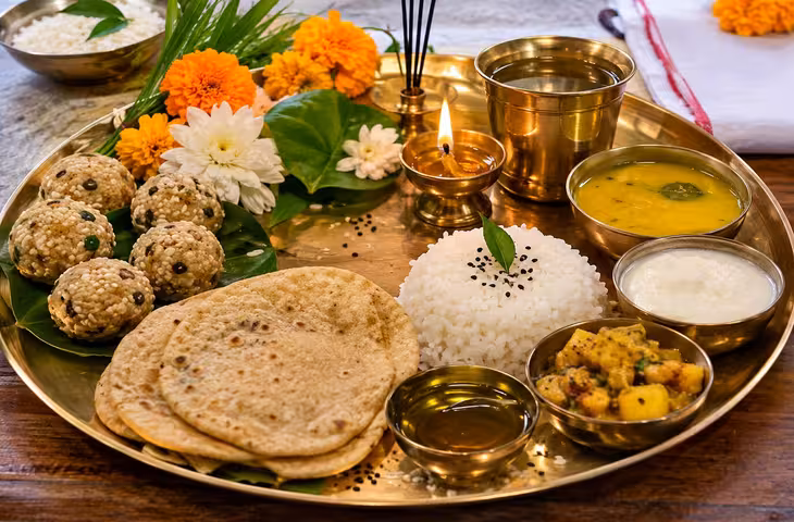 सर्वपितृ अमावस्या पर श्राद्ध की थाली में शामिल करें ये 5 चीजें, पितृ दोष से मिलेगी मुक्ति