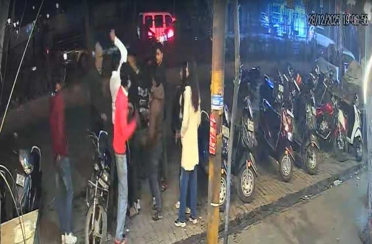 प्यार में पागलपन! गर्लफ्रेंड को दूसरे लड़के के साथ देखकर प्रेमी का फूटा गुस्सा दोस्तों के साथ कर दी पिटाई, VIDEO वायरल ​​​​​​​