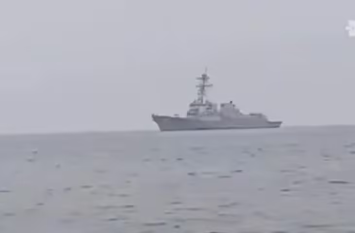 &lsquo;ये आखिरी चेतावनी है&hellip;&rsquo; Strait of Hormuz में Iran नेवी की सख्त धमकी, अमेरिकी जंगी जहाज के साथ VIDEO वायरल