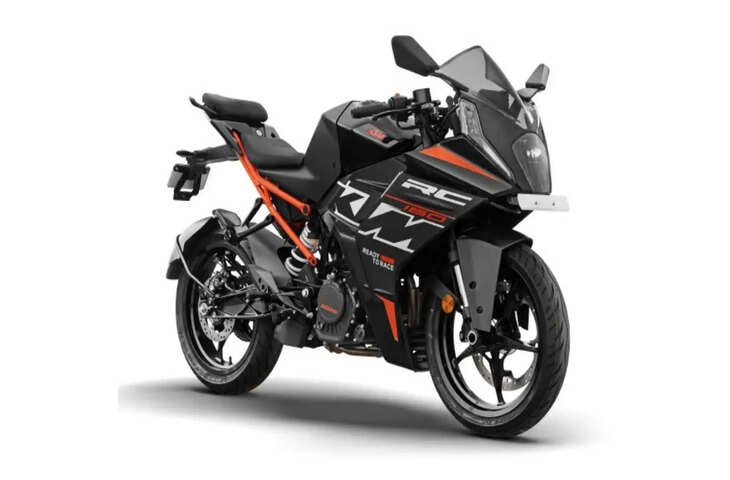 KTM Price Hike: बाइक खरीदने वालों को झटका! KTM ने बढ़ाई इस मॉडल की कीमत, अब ₹15,000 महंगी हुई पावरफुल बाइक​​​​​​​