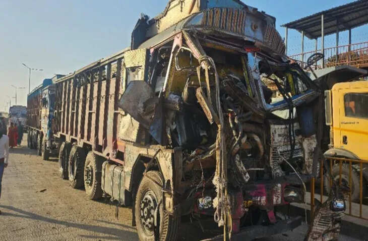 चतरा मोड़ पर दो ट्रकों की भीषण टक्कर, 2 की मौके पर मौत