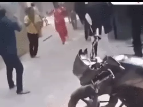 प्रयागराज में अधिवक्ता सतीश हत्याकांड का वीडियो सामने आया, सिर पर रॉड लगने के बाद आरोपी ने पेट में मारी गोली; 2 गिरफ्तार