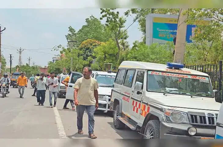 Nagaur एंबुलेंस का ठेका रद्द करने की मांग की : मांग पूरी कराने परिवार के साथ धरने पर पहुंचे