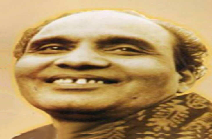 गिरिजाकुमार माथुर (अंग्रेज़ी: Girija Kumar Mathur, जन्म: 22 अगस्त, 1919; मृत्यु: 10 जनवरी, 1994) एक कवि, नाटककार और समालोचक के रूप में जाने जाते हैं। लम्बे अरसे तक इन्होंने आकाशवाणी की सेवा की। इनकी कविता में रंग, रूप, रस, भाव तथा शिल्प के नए-नए प्रयोग हैं। मुख्य काव्य संग्रह हैं, 'नाश और निर्माण', 'मंजीर', 'धूप के धान', 'शिलापंख चमकीले, 'जो बंध नहीं सका', 'साक्षी रहे वर्तमान', 'भीतर नदी की यात्रा', 'मैं वक्त के हूँ सामने' तथा 'छाया मत छूना मन' आदि। इन्होंने कहानी, नाटक तथा आलोचनाएं भी लिखी हैं। गिरिजाकुमार माथुर की 'मैं वक़्त के हूँ सामने' नामक काव्य संग्रह साहित्य अकादमी पुरस्कार से सम्मानित है।  जीवन परिचय गिरिजाकुमार माथुर का जन्म मध्य प्रदेश के गुना ज़िले में 22 अगस्त, 1919 को हुआ। शिक्षा झांसी और लखनऊ में हुई। इनके पिता देवीचरण माथुर स्कूल अध्यापक थे तथा साहित्य एवं संगीत के शौकीन थे। वे कविता भी लिखा करते थे। सितार बजाने में प्रवीण थे। माता लक्ष्मीदेवी मालवा की रहने वाली थीं और शिक्षित थीं। गिरिजाकुमार की प्रारम्भिक शिक्षा घर पर ही हुई। उनके पिता ने घर ही अंग्रेजी, इतिहास, भूगोल आदि पढ़ाया। स्थानीय कॉलेज से इण्टरमीडिएट करने के बाद 1936 में स्नातक उपाधि के लिए ग्वालियर चले गये। 1938 में उन्होंने बी.ए. किया, 1941 में उन्होंने लखनऊ विश्वविद्यालय में एम.ए. किया तथा वकालत की परीक्षा भी पास की। इस बीच सन 1940 में उनका विवाह दिल्ली में कवयित्री शकुन्त माथुर से हुआ।  साहित्यिक परिचय गिरिजाकुमार की काव्यात्मक शुरुआत 1934 में ब्रजभाषा के परम्परागत कवित्त-सवैया लेखन से हुई। वे विद्रोही काव्य परम्परा के रचनाकार माखनलाल चतुर्वेदी, बालकृष्ण शर्मा 'नवीन' आदि की रचनाओं से अत्यधिक प्रभावित हुए और 1941 में प्रकाशित अपने प्रथम काव्य संग्रह 'मंजीर' की भूमिका उन्होंने सूर्यकान्त त्रिपाठी 'निराला' से लिखवायी। उनकी रचना का प्रारम्भ द्वितीय विश्वयुद्ध की घटनाओं से उत्पन्न प्रतिक्रियाओं से युक्त है तथा भारत में चल रहे राष्ट्रीय स्वतंत्रता आन्दोलन से प्रभावित है। सन 1943 में अज्ञेय द्वारा सम्पादित एवं प्रकाशित 'तारसप्तक' के सात कवियों में से एक कवि गिरिजाकुमार भी हैं। यहाँ उनकी रचनाओं में प्रयोगशीलता देखी जा सकती है। कविता के अतिरिक्त वे एकांकी नाटक, आलोचना, गीति-काव्य तथा शास्त्रीय विषयों पर भी लिखते रहे हैं। उनके द्वारा रचित मंदार, मंजीर, नाश और निर्माण, धूप के धान, शिलापंख चमकीले आदि काव्य-संग्रह तथा खंड काव्य पृथ्वीकल्प प्रकाशित हुए हैं। भारतीय सांस्कृतिक सम्बन्ध परिषद की साहित्यिक पत्रिका 'गगनांचल' का संपादन करने के अलावा इन्होंने कहानी, नाटक तथा आलोचनाएँ भी लिखी हैं। इनका ही लिखा एक भावान्तर गीत "हम होंगे कामयाब" समूह गान के रूप में अत्यंत लोकप्रिय है। गिरिजाकुमार माथुर की समग्र काव्य-यात्रा से परिचित होने के लिए इनकी पुस्तक "मुझे और अभी कहना है" अत्यंत महत्त्वपूर्ण है।  सम्मान और पुरस्कार 1991 में कविता-संग्रह "मै वक्त के सामने" के लिए हिंदी का साहित्य अकादमी पुरस्कार 1993 में के. के. बिरला फ़ाउंडेशन द्वारा दिया जाने वाला प्रतिष्ठित व्यास सम्मान शलाका सम्मान निधन 10 जनवरी, 1994 को नई दिल्ली में गिरिजाकुमार माथुर का निधन हुआ।