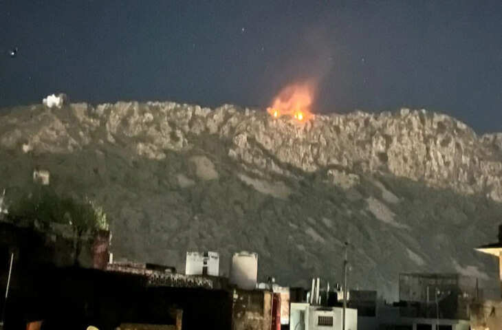 अलवर में सरिस्का बफर जोन के पास पहाड़ी में आग, शहर में मचा हड़कंप कड़ी मेहनत से किया काबू, एक युवक पकडा