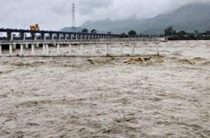 नेपाल में भारी बारिश से बिहार में बाढ़ का खतरा बढ़ा, किशनगंज में मेची नदी उफान पर