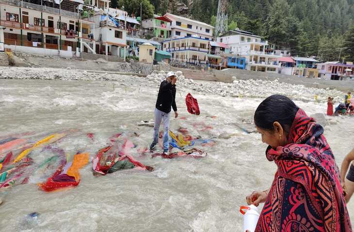 पाप धोने वाली गंगा-यमुना में कपड़ों का अंबार, चारधाम यात्रा के बीच वायरल वीडियो ने मचाया बवाल
