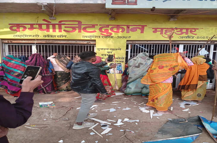 आगरा के महुआ गांव में महिलाओं का फूटा गुस्सा!&nbsp;शराब की दुकान पर बोला धावा, बोतलें तोड़ने का VIDEO वायरल​​​​​​​