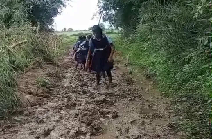 कटनी में बारिश के बाद खराब हुईं ग्रामीण सड़कें, स्कूली बच्चों और मरीजों को हो रही परेशानी