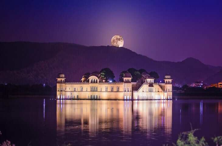 अपनी खूबसूरती के लिए मशहूर Jal Mahal रात में गूंजने लगती है रहस्यमयी और खौफनाक आवाजें, वीडियो में देख सहम जाएंगे आप&nbsp;