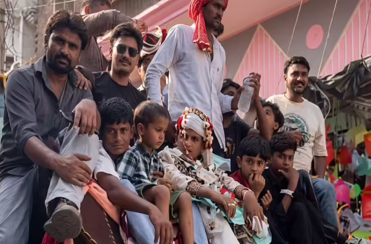 मुरादाबाद में अनोखी शादी: बुलडोजर पर सजी बारात, 10 फीट ऊपर-नीचे झूलते रहे बाराती, वीडियो वायरल