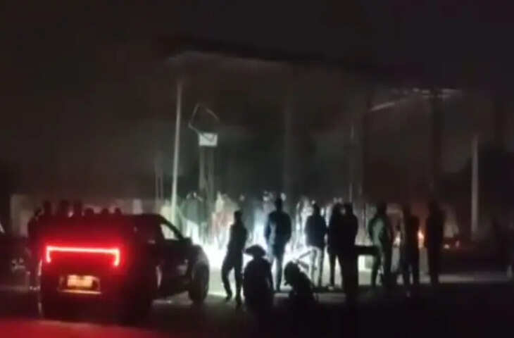 श्मशान में छाया था अंधेरा, गाड़ियों की हेडलाइट जलाकर करना पड़ा पिता का अंतिम संस्कार