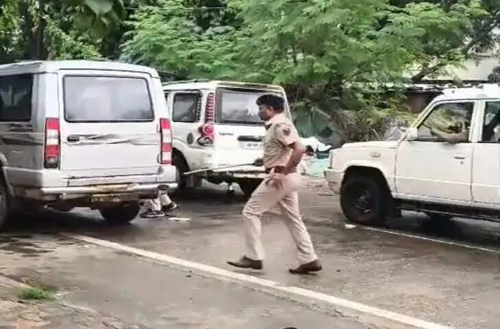 शराब तस्करों ने उत्पाद विभाग की टीम पर किया हमला: मुंगेर में पत्थरबाजी से वाहन का शीशा टूटा, छापेमारी के दौरान हंगामा; महिला गिरफ्तार