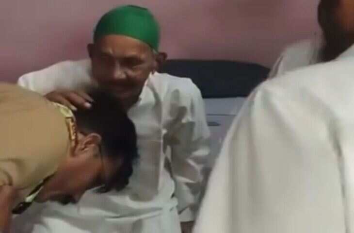संभल में मुस्लिम बुजुर्ग के पैर छूने वाले इंस्पेक्टर का ट्रांसफर, वीडियो वायरल होने के बाद SP ने लिया एक्शन