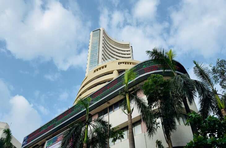 Stock Market Opening :&nbsp;वीकली एक्सपायरी पर तेजी के साथ खुले बाजार, सेंसेक्स में 200 अंक की बढ़त, निफ्टी 24,400 पार