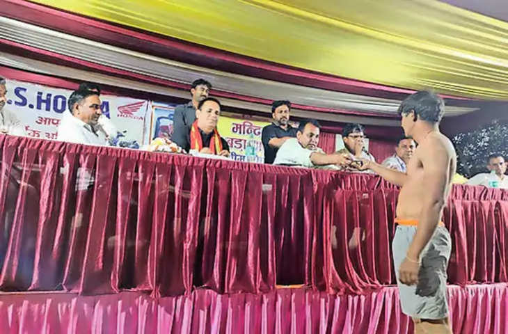 Udaipur उदयपुरवाटी में होली पर रंगारंग कार्यक्रम, धोक लगाकर लिया आशीर्वाद