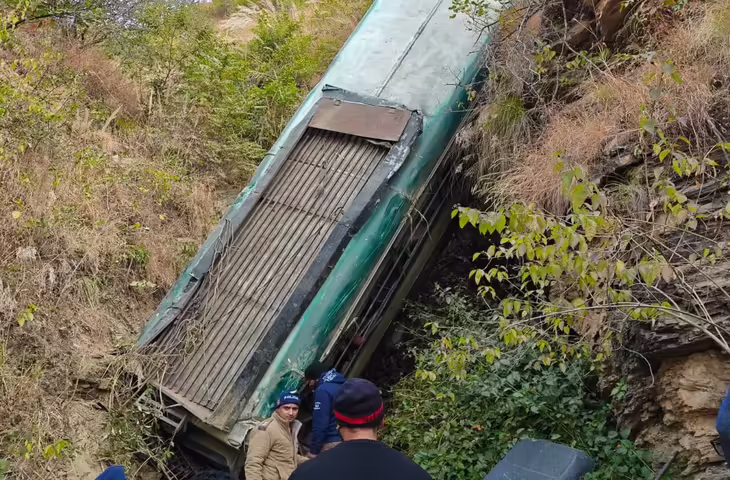 उत्तराखंड में भीषण बस हादसा: यात्रियों से भरी बस खाई में गिरने से मची चीख-पुकार, 7 लोगों की दर्दनाक मौत&nbsp;