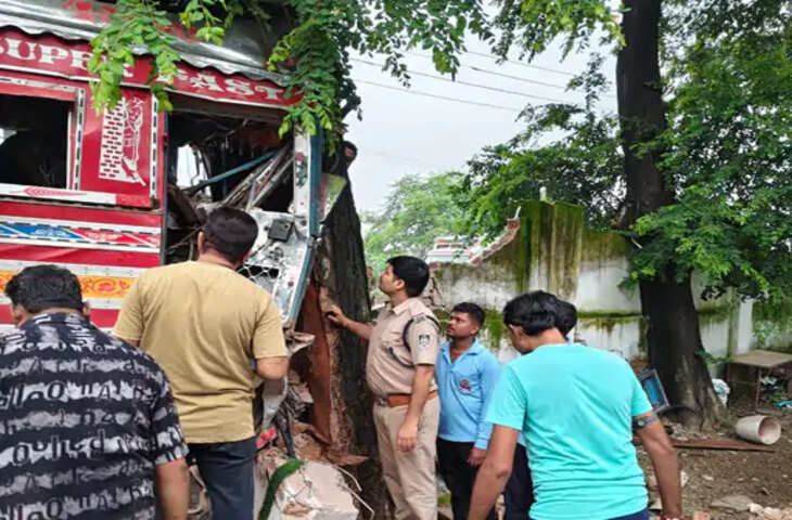 दमोह-सागर स्टेट हाईवे पर ट्रक पेड़ से टकराया, केबिन में फंसा ड्राइवर; SDRF ने संभाला मोर्चा