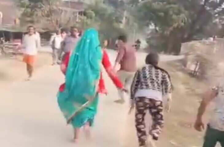 &lsquo;पत्नी को भेज दो सासू मां&rsquo;&hellip; अलीगढ़ में पारिवारिक विवाद का वीडियो वायरल, युवक ने बीच सड़क पकड़े पैर