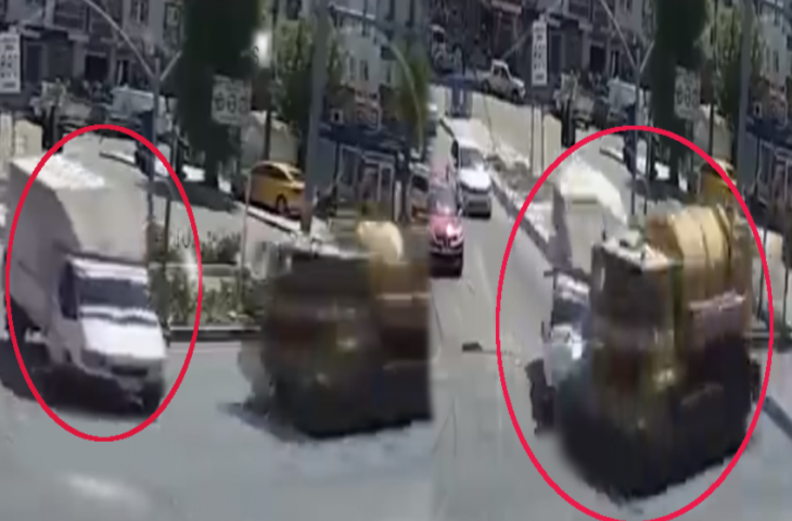 रेड लाइट पर भीषण एक्सीडेंट में उड़ गए मिनी ट्रक के परखच्चे लेकिन तभी हुआ ऐसा चमत्कार, Video