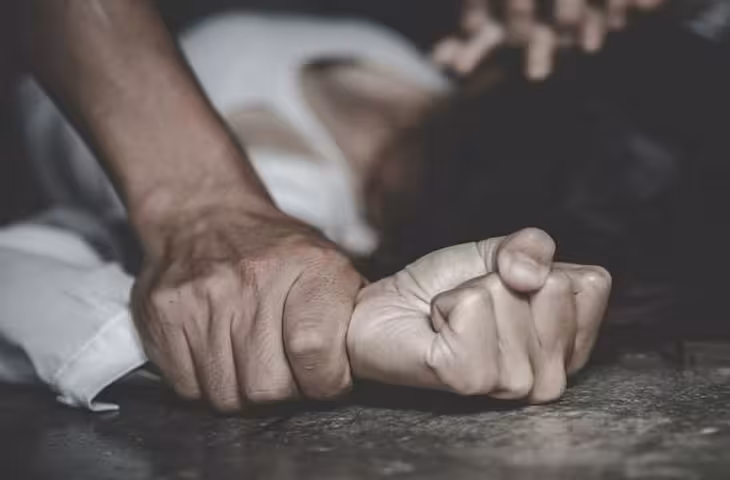 गाजियाबाद में घर में घुसकर महिला से दुष्कर्म का आरोप: बच्चे के सामने तमंचा दिखाकर वारदात, पांच दिन तक परिवार को धमकाया