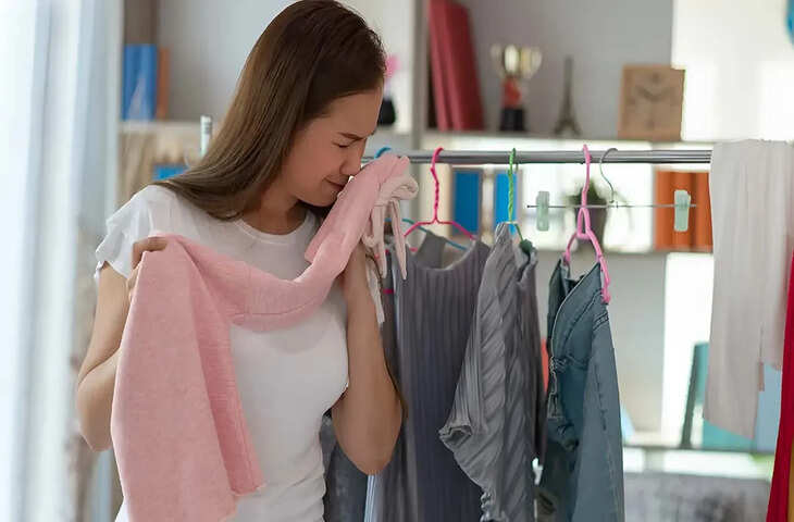 Wardrobe Tips: अलमारी से आने वाली सीलन की बदबू से हैं परेशान? ये 5 घरेलू उपाय करेंगे कमाल