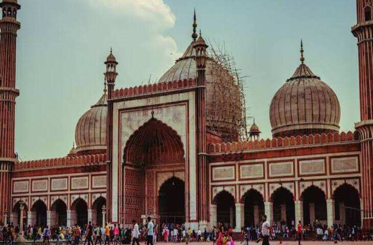 राजस्थान अपनी किलों और महलों के साथ-साथ सूफी परंपरा और ऐतिहासिक इस्लामी वास्तुकला के लिए भी प्रसिद्ध है। प्रदेश में कई ऐसी मस्जिदें और दरगाहें हैं, जहां धार्मिक आस्था के साथ इतिहास और स्थापत्य कला की झलक भी देखने को मिलती है।  1. अजमेर शरीफ दरगाह, अजमेर  Khwaja Gharib Nawaz Dargah Sharif राजस्थान की सबसे प्रसिद्ध दरगाहों में शामिल है। यहां सूफी संत ख्वाजा मोइनुद्दीन चिश्ती की मजार है। राजस्थान पर्यटन के अनुसार यह भारत के प्रमुख मुस्लिम धार्मिक स्थलों में से एक है और यहां विभिन्न धर्मों के लोग पहुंचते हैं। दरगाह परिसर में मुगल काल की कई महत्वपूर्ण इमारतें और मस्जिदें भी हैं।  2. अढ़ाई दिन का झोंपड़ा, अजमेर  Adhai Din Ka Jhonpra अजमेर की ऐतिहासिक धरोहरों में खास स्थान रखता है। राजस्थान पर्यटन के अनुसार यह परिसर मूल रूप से संस्कृत कॉलेज के रूप में बनाया गया था और बाद में 1198 ईस्वी में इसे मस्जिद में परिवर्तित किया गया। इसकी वास्तुकला में हिंदू और इस्लामी स्थापत्य के तत्वों का मिश्रण दिखाई देता है।  3. अकबरी मस्जिद, अजमेर  Akbari Masjid अजमेर शरीफ दरगाह परिसर के पास स्थित ऐतिहासिक मस्जिदों में से एक है। इसका संबंध मुगल काल से माना जाता है। दरगाह परिसर में अकबर और शाहजहां के समय निर्मित मस्जिदों का भी उल्लेख राजस्थान पर्यटन करता है।  4. नागौर की दरगाह  Nagaur Dargah नागौर भी राजस्थान की प्रमुख सूफी धार्मिक परंपराओं से जुड़ा शहर है। यहां कई ऐतिहासिक दरगाहें और धार्मिक स्थल हैं। नागौर में हजरत सूफी हमीदुद्दीन चिश्ती से जुड़ी दरगाह भी श्रद्धालुओं के बीच महत्वपूर्ण मानी जाती है।  5. ख्वाजा फखरुद्दीन चिश्ती की दरगाह, सरवाड़  DARGAH HAZRAT KHAWAJA FAKHRUDDIN CHISHTI SARWAR अजमेर जिले के सरवाड़ में स्थित यह प्रसिद्ध सूफी दरगाह ख्वाजा फखरुद्दीन चिश्ती से जुड़ी हुई है। यह स्थान चिश्ती सूफी परंपरा के महत्वपूर्ण केंद्रों में गिना जाता है और यहां श्रद्धालुओं की आवाजाही रहती है।  राजस्थान में सूफी परंपरा की खास पहचान  राजस्थान की इन मस्जिदों और दरगाहों में केवल धार्मिक महत्व ही नहीं, बल्कि प्रदेश के मध्यकालीन इतिहास, स्थापत्य कला और सांस्कृतिक विविधता की झलक भी मिलती है। खासकर अजमेर शरीफ ने राजस्थान को देश और दुनिया के प्रमुख सूफी तीर्थस्थलों में एक अलग पहचान दिलाई है। राजस्थान पर्यटन भी अजमेर को प्रमुख धार्मिक और सांस्कृतिक पर्यटन केंद्र के रूप में प्रस्तुत करता है।