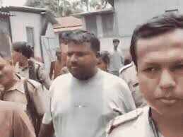 आवास योजना में पैसे लेने के आरोप के बीच TMC नेता का वीडियो वायरल, बिस्तर के नीचे छिपते आए नजर