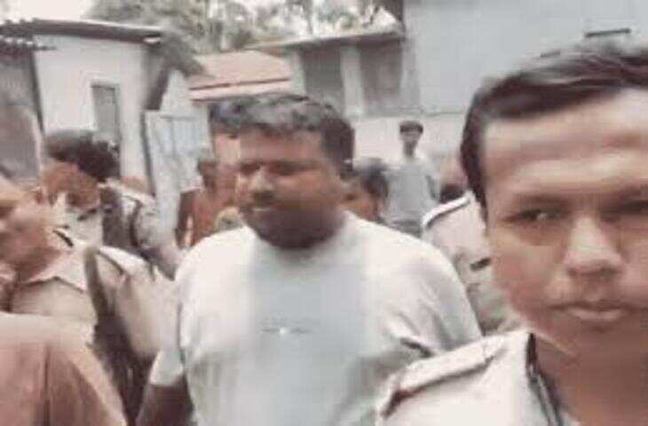 आवास योजना में पैसे लेने के आरोप के बीच TMC नेता का वीडियो वायरल, बिस्तर के नीचे छिपते आए नजर