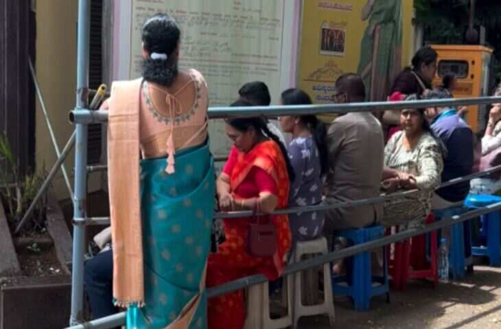 मैसूर सिल्क की दीवानगी: तड़के से लगी लंबी कतारें 23 हजार से 2.5 लाख तक बिक रहीं साड़ियां, देखे वीडियो&nbsp;