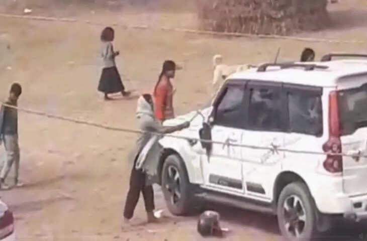 पंचायत भवन बना रणक्षेत्र! जलेबी विवाद में गांववालों ने किया जमकर हंगामा, मुखिया को भागकर बचानी पड़ी जान, देखे वीडियो ​​​​​​​