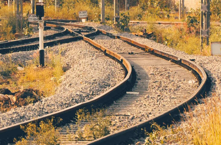 क्या सच में लोहे की होती है ट्रेन की पटरी? जानिए किस धातु से बनती है रेलवे ट्रैक