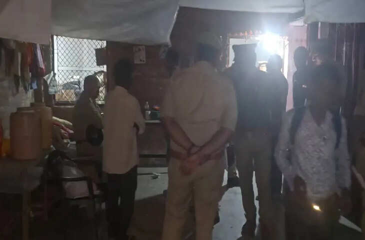 घर के अंदर तीन लोगों की गला रेतकर हत्या, बंद कमरे से मिला खौफनाक मंजर