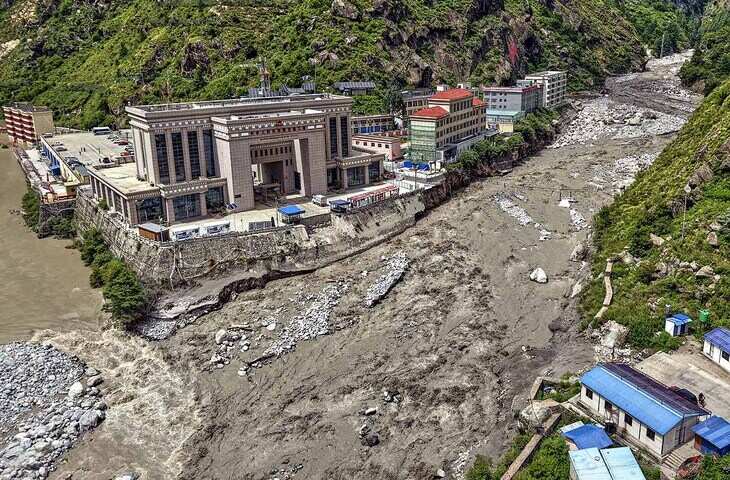 Breaking News : तिब्बत से आई उफनती नदी ने नेपाल में मचाया कोहराम: गांव जलमग्न, कई गाड़ियां बहीं और संपर्क टूटा