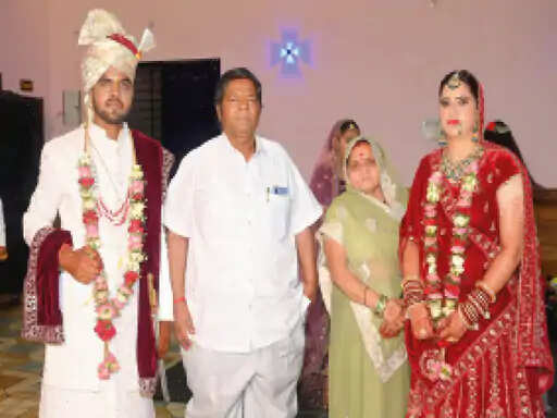 बेटे को खोने के बाद ससुर ने निभाई पिता की भूमिका, बहू प्रियंका का किया कन्यादान; बेटी बनकर उज्जैन से हुई विदाई