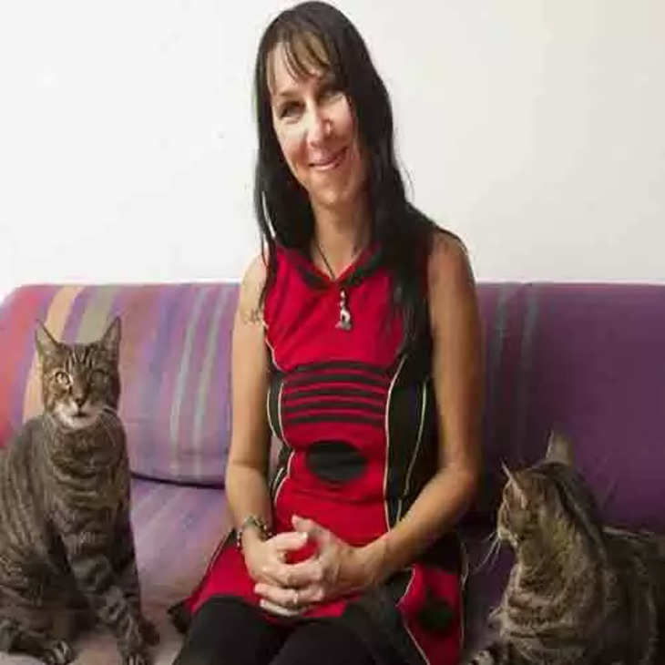 आखिर क्यों, इस महिला ने की बिल्ली से शादी, कारण है बहुत ही हैरान करने वाला !